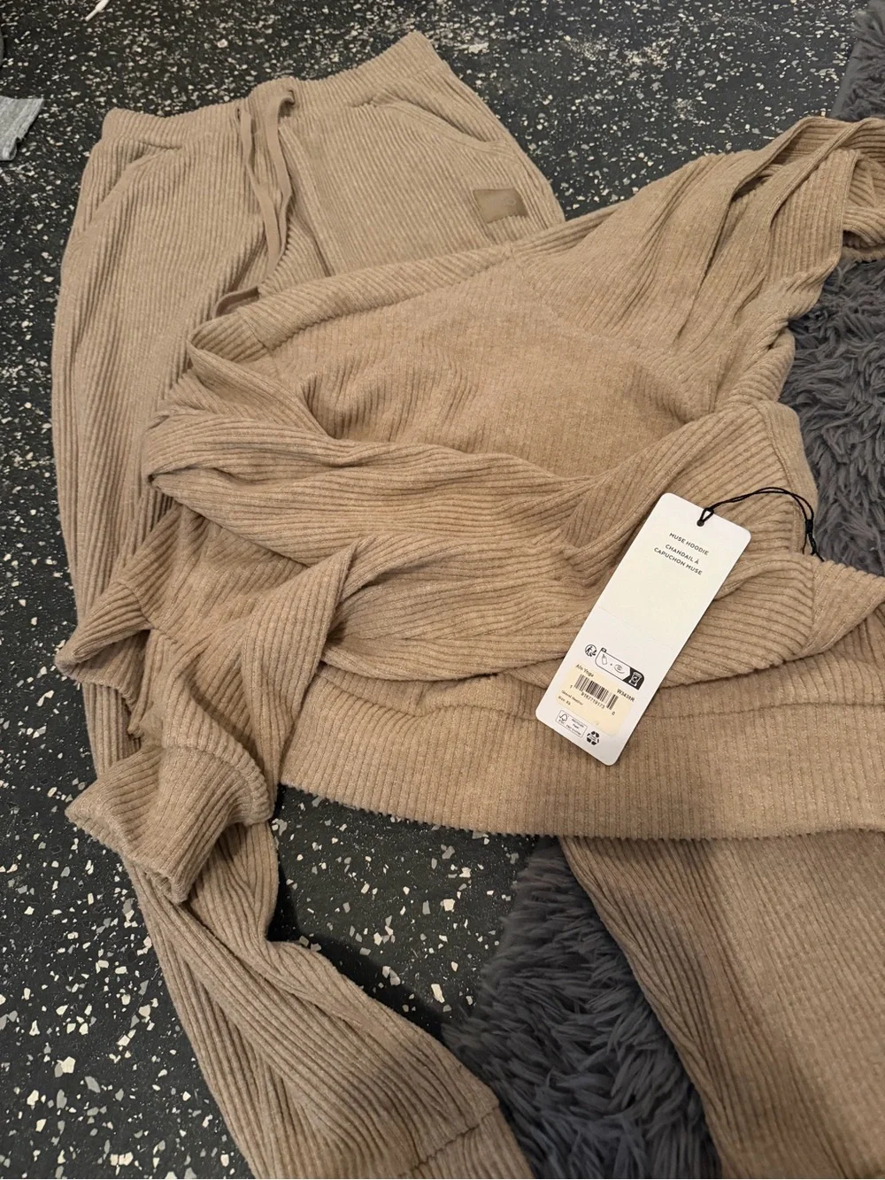 ⭐️ALO Yoga Muse Set in Beige Tan